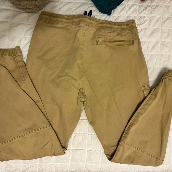Hollister Men's Khaki Cargo Joggers - Picture 3 of 3